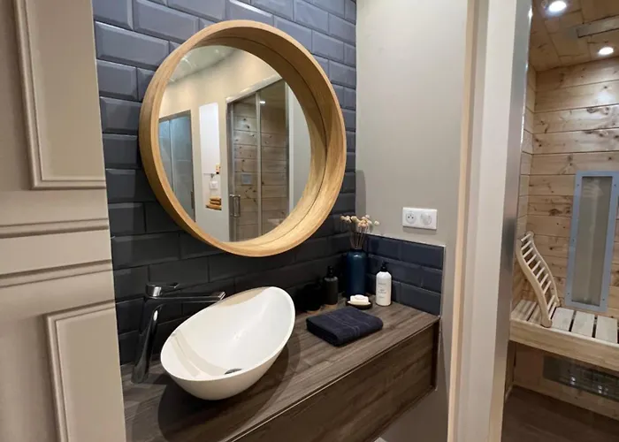 Avec Jacuzzi Sauna & Cinema - Nid D'angers أنجير