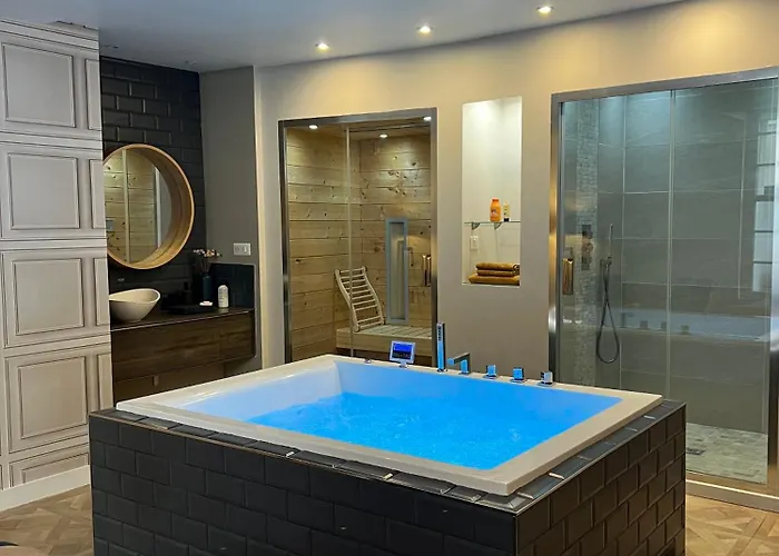 Avec Jacuzzi Sauna & Cinema - Nid D'angers أنجير